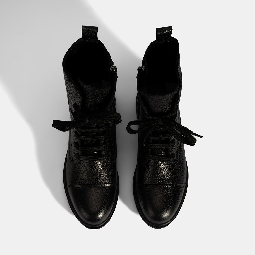 Kadın Siyah Bağcıklı Deri Postal Bot