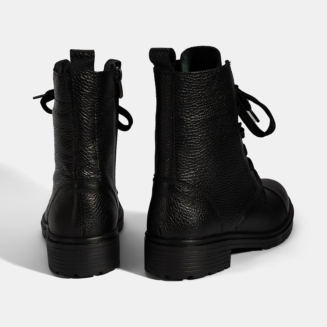 Kadın Siyah Bağcıklı Deri Postal Bot