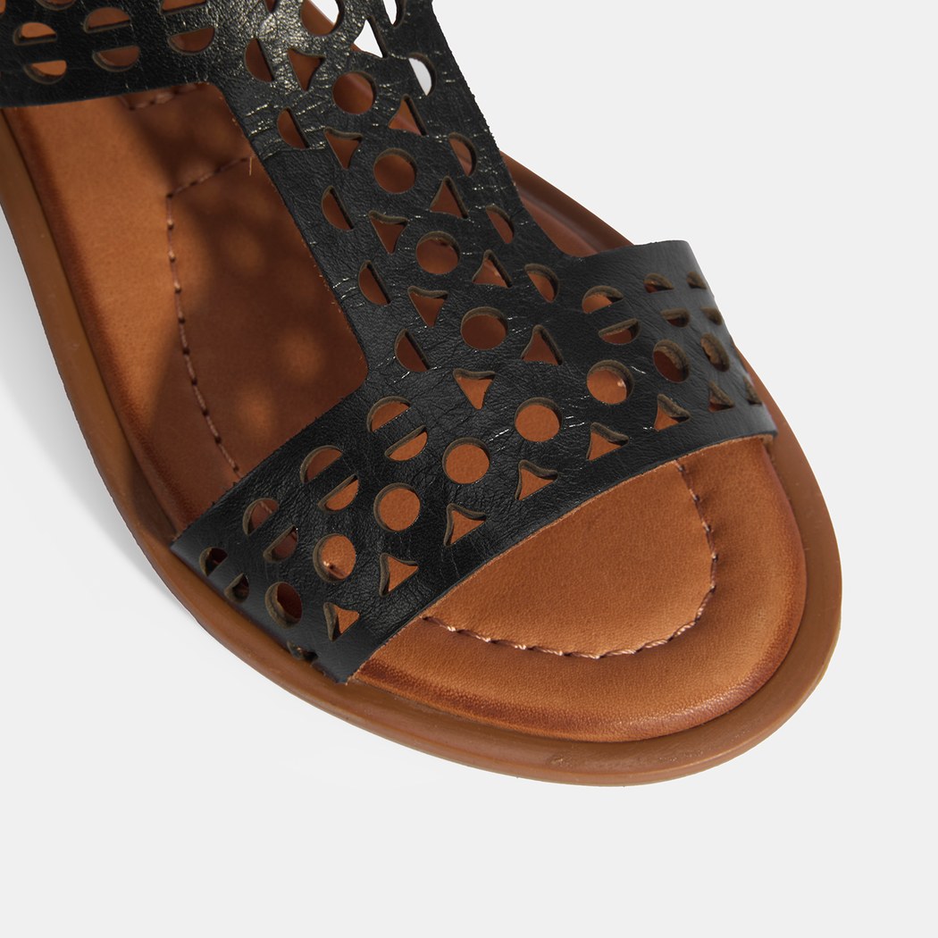 Kadın Siyah Cırt Detaylı Perforeli Deri Sandalet