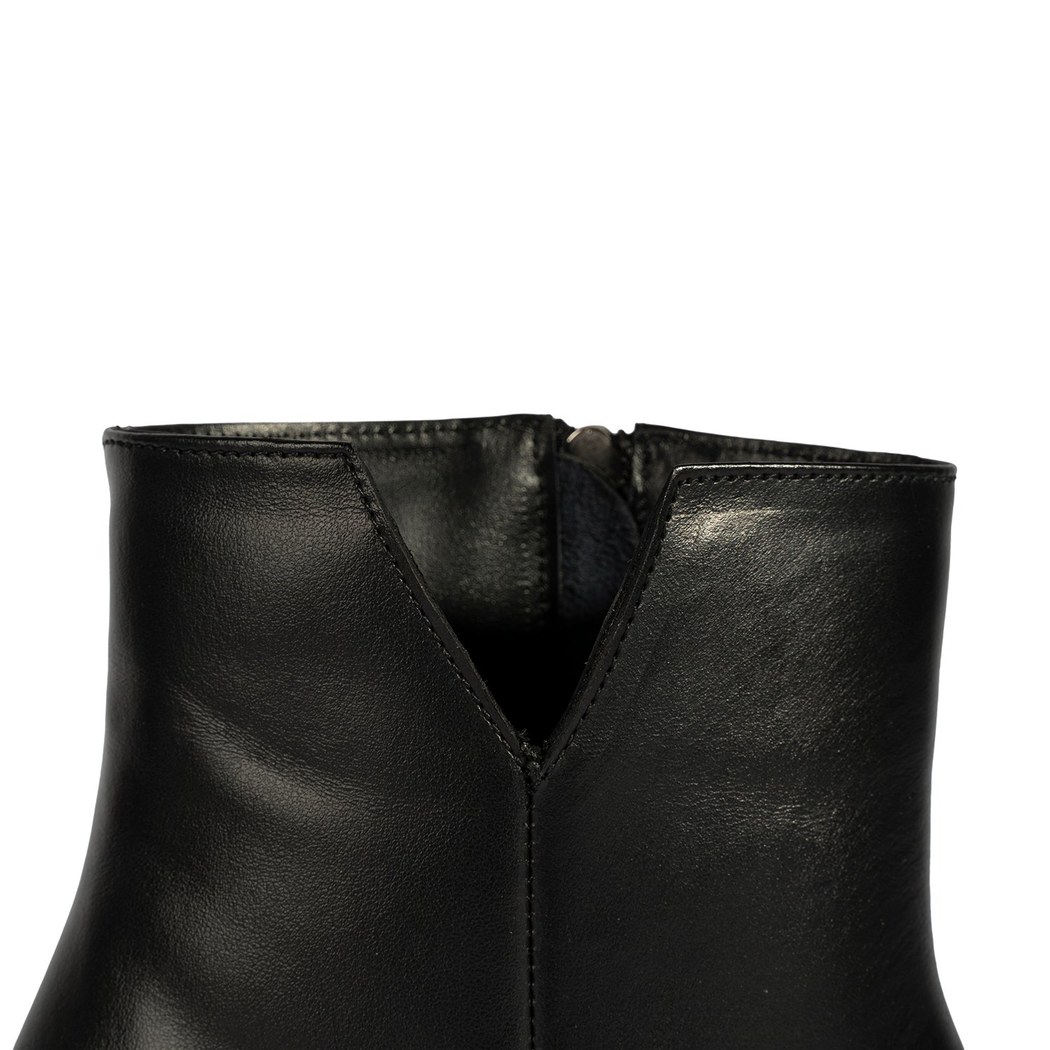 Kadın Siyah İnce Topuklu Sivri Burunlu Deri Bot