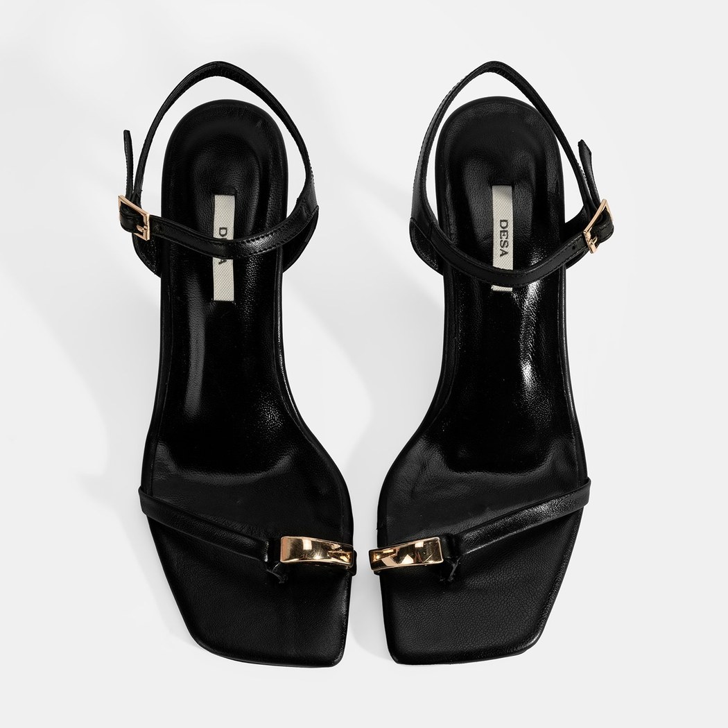 Kadın Siyah Metal Aksesuarlı Parmak Arası Topuklu Ayakkabı