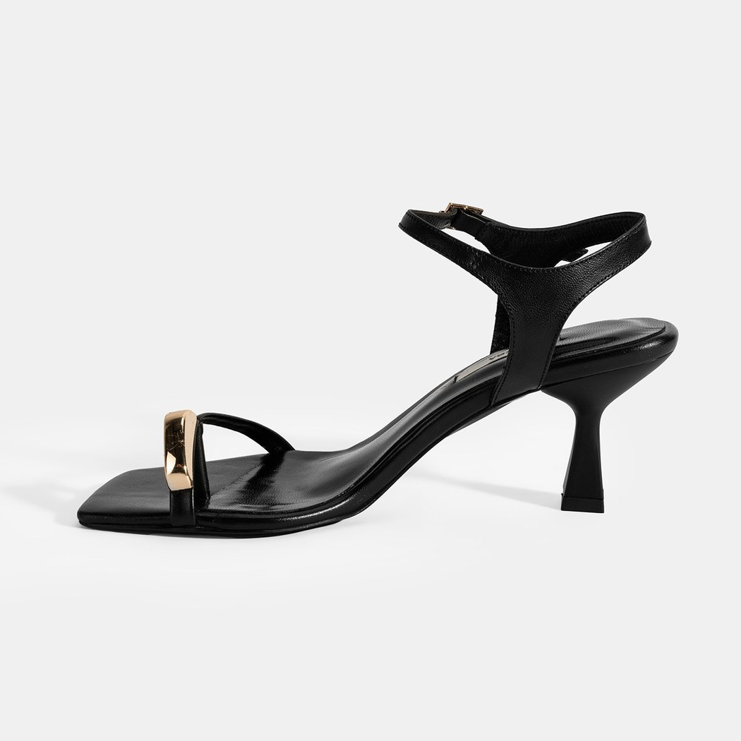 Kadın Siyah Metal Aksesuarlı Parmak Arası Topuklu Ayakkabı