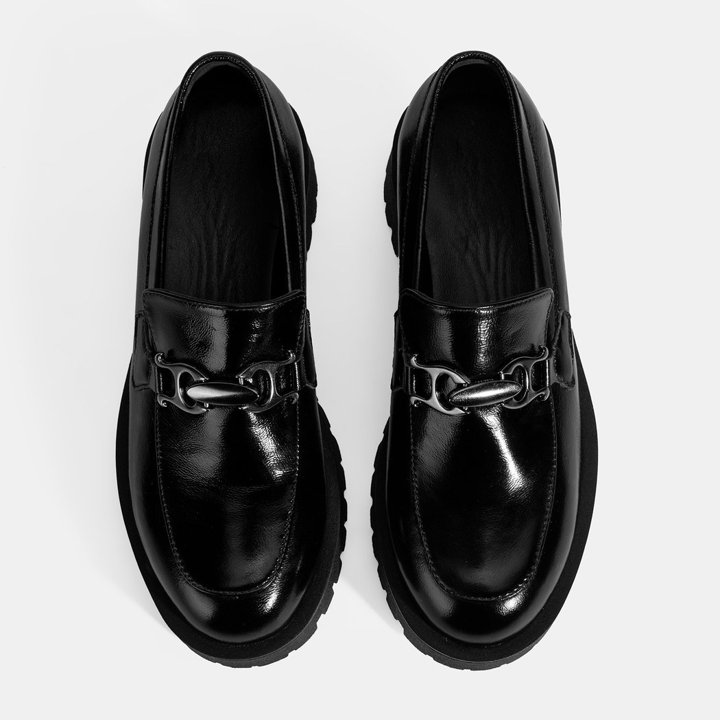 Kadın Siyah Metal Aksesuarlı Rugan Loafer