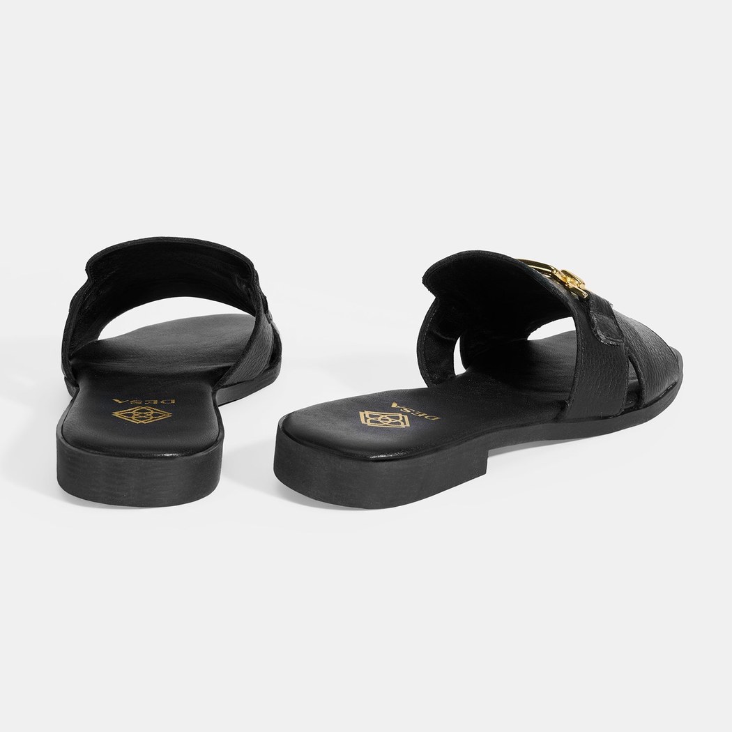 Kadın Siyah Metal Toka Aksesuarlı Deri Terlik