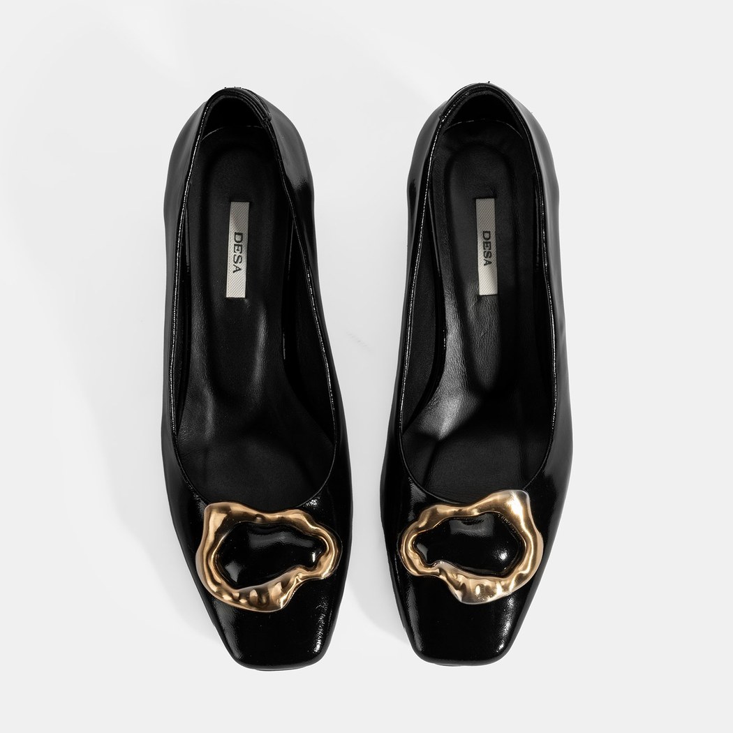 Kadın Siyah Metal Toka Aksesuarlı Rugan Topuklu Ayakkabı