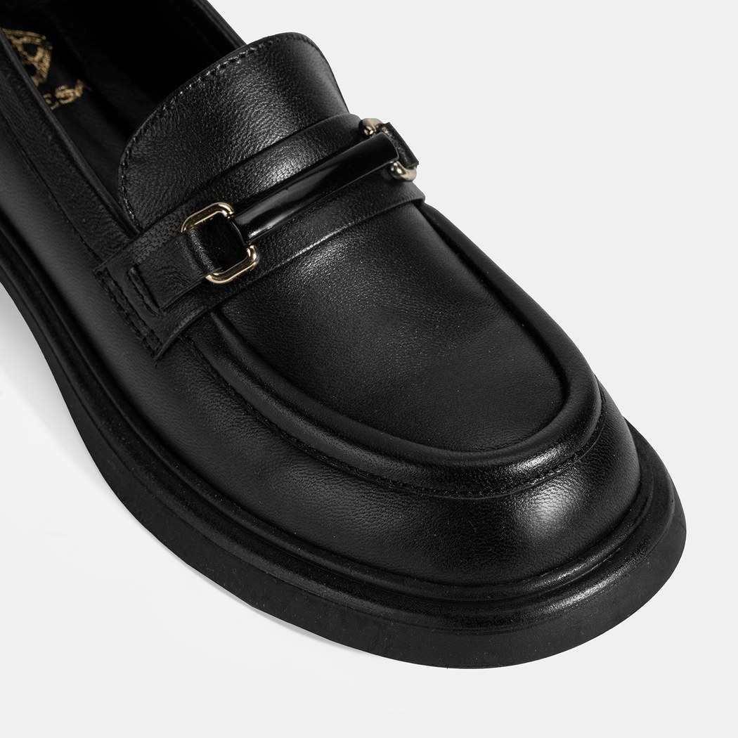 Kadın Siyah Metal Toka Detaylı Deri Loafer