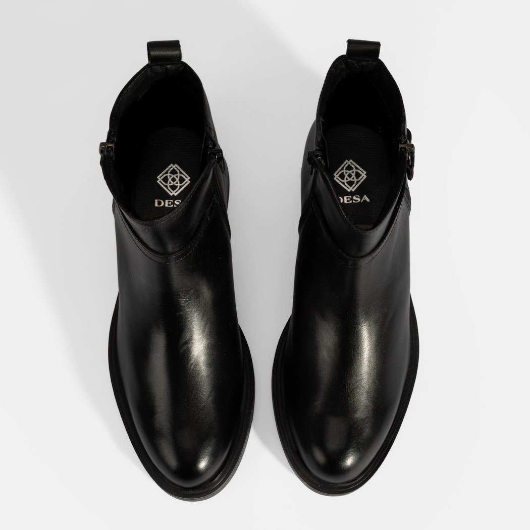 Kadın Siyah Metal Toka Detaylı Fermuarlı Deri Bot