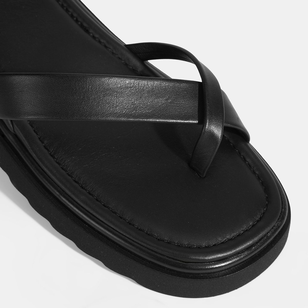 Kadın Siyah Parmak Arası Deri Sandalet