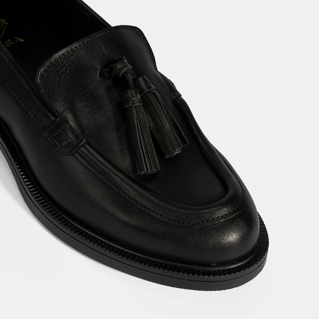 Kadın Siyah Püskül Detaylı Deri Loafer