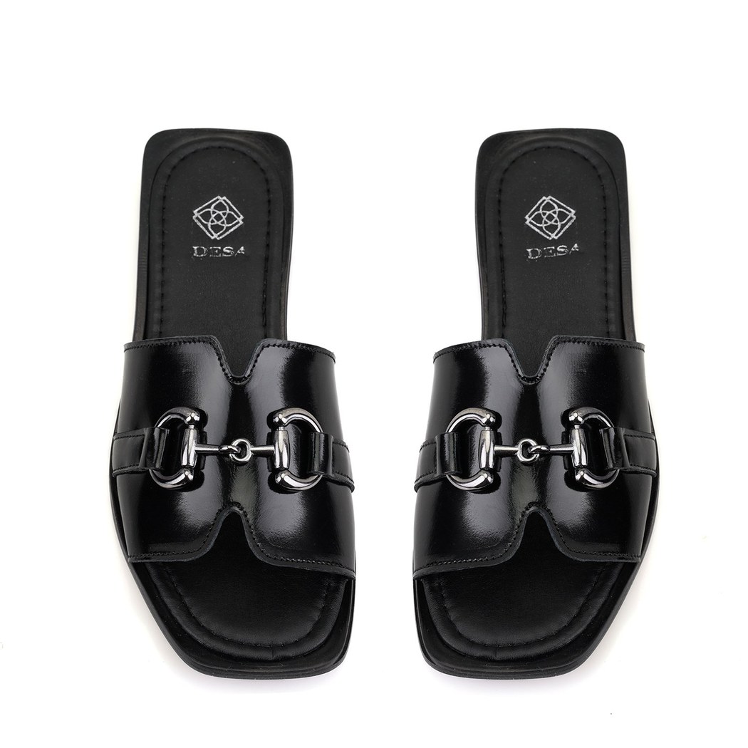 Kadın Siyah Toka Aksesuarlı Deri Terlik