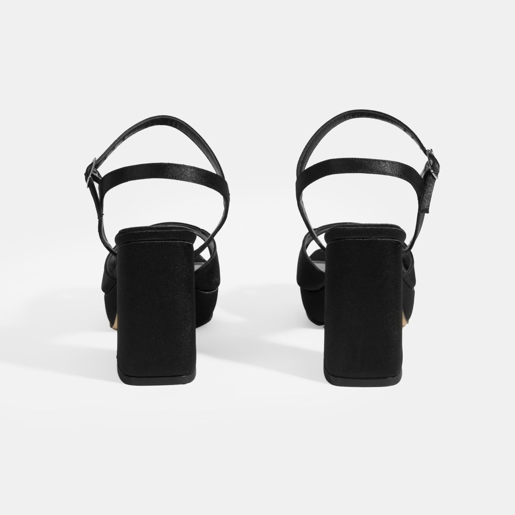 Kadın Siyah Toka Detaylı Topuklu Sandalet