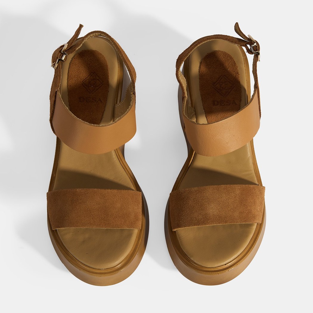 Kadın Taba Ayarlanabilir Tokalı Deri Detaylı Dolgu Topuklu Süet Sandalet