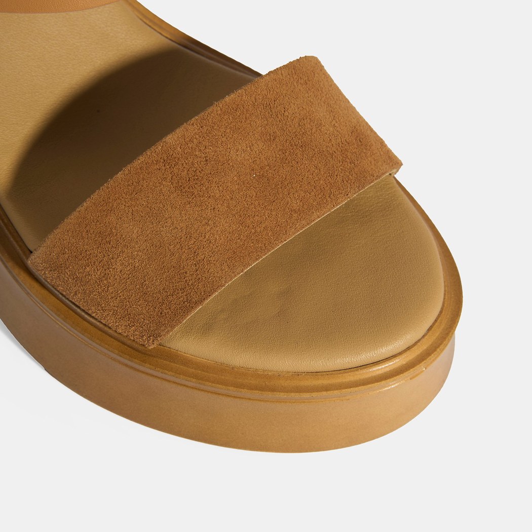 Kadın Taba Ayarlanabilir Tokalı Deri Detaylı Dolgu Topuklu Süet Sandalet