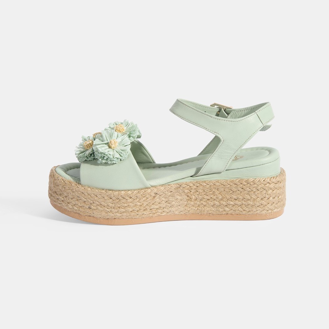 Kadın Yeşil Çiçek Aksesuarlı Ayarlanabilir Tokalı Deri Sandalet