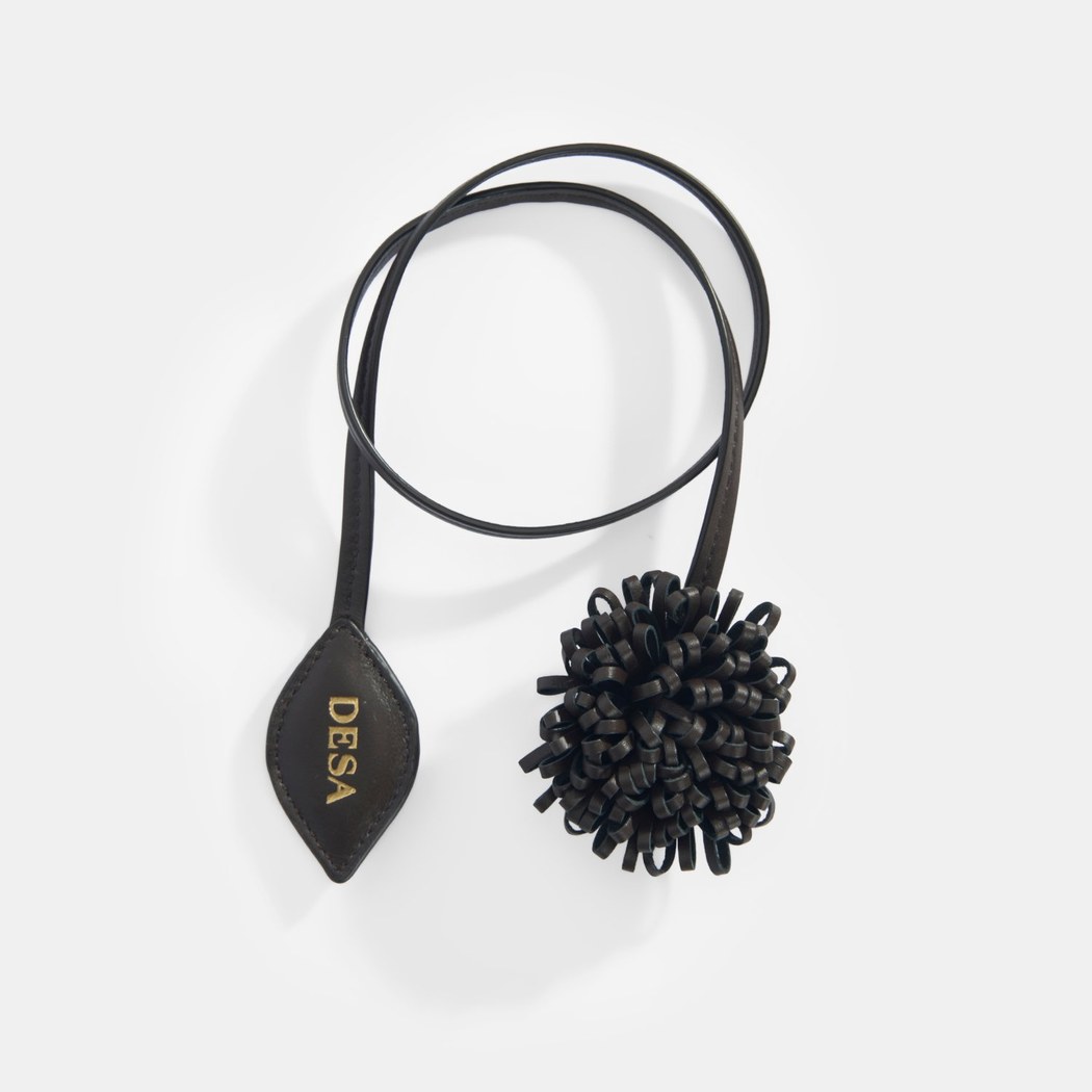 Kahve Çiçek Figürlü Monogram Detaylı Deri Charm