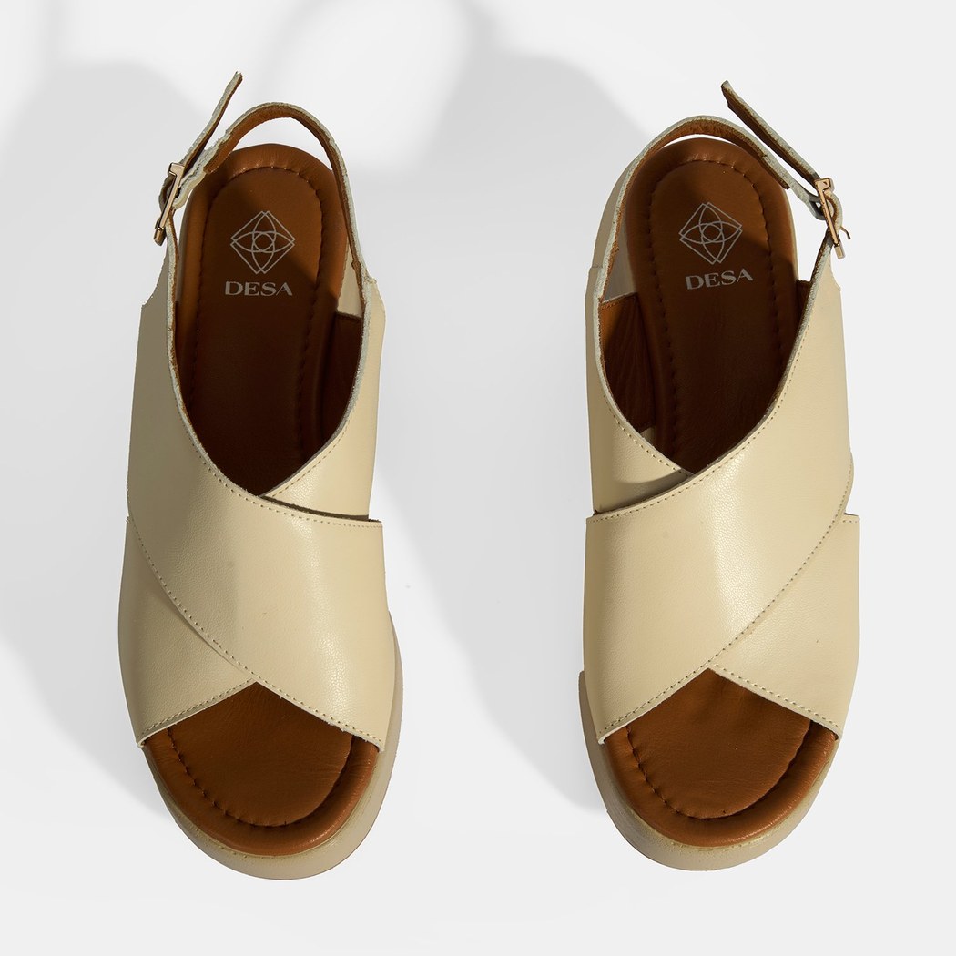 Krem Kadın Toka Detaylı Deri Sandalet