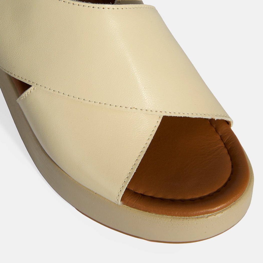 Krem Kadın Toka Detaylı Deri Sandalet