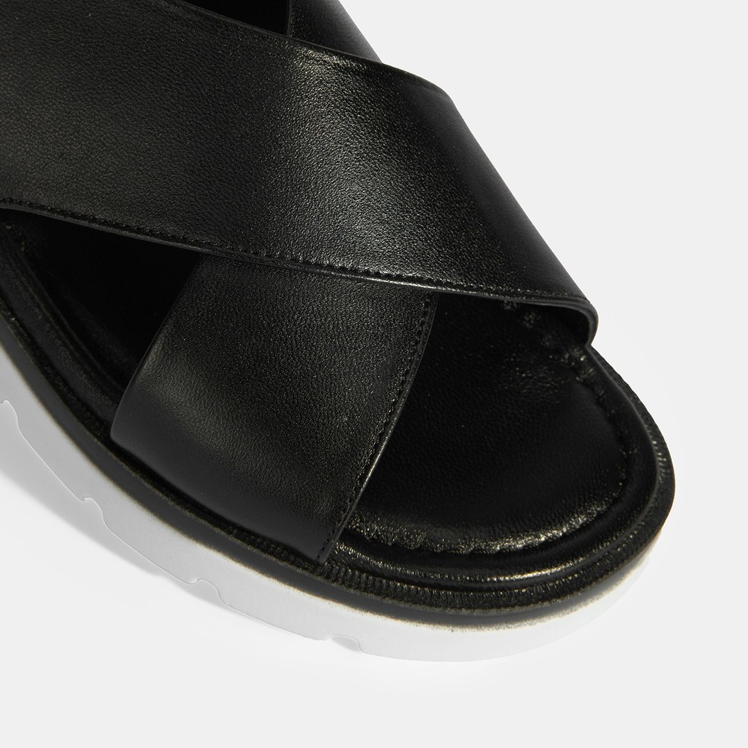 Siyah Kadın Lastik Bantlı Deri Sandalet