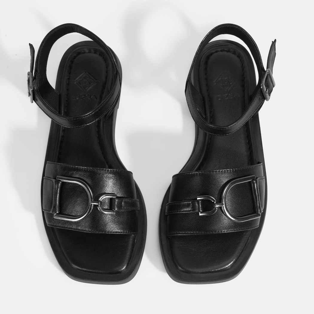 Siyah Kadın Metal Aksesuarlı Ayarlanabilir Tokalı Deri Sandalet 