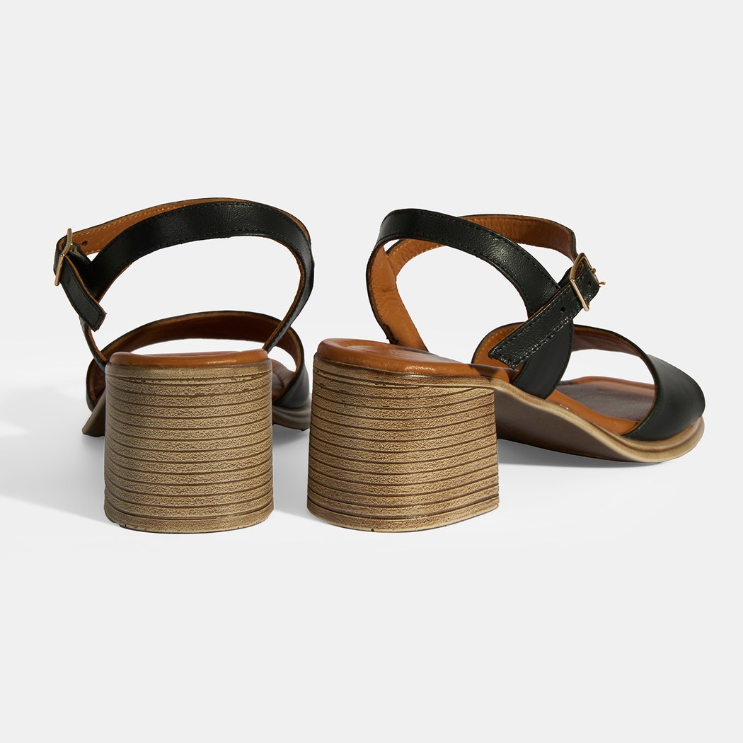 Siyah Kadın Toka Detaylı Deri Sandalet