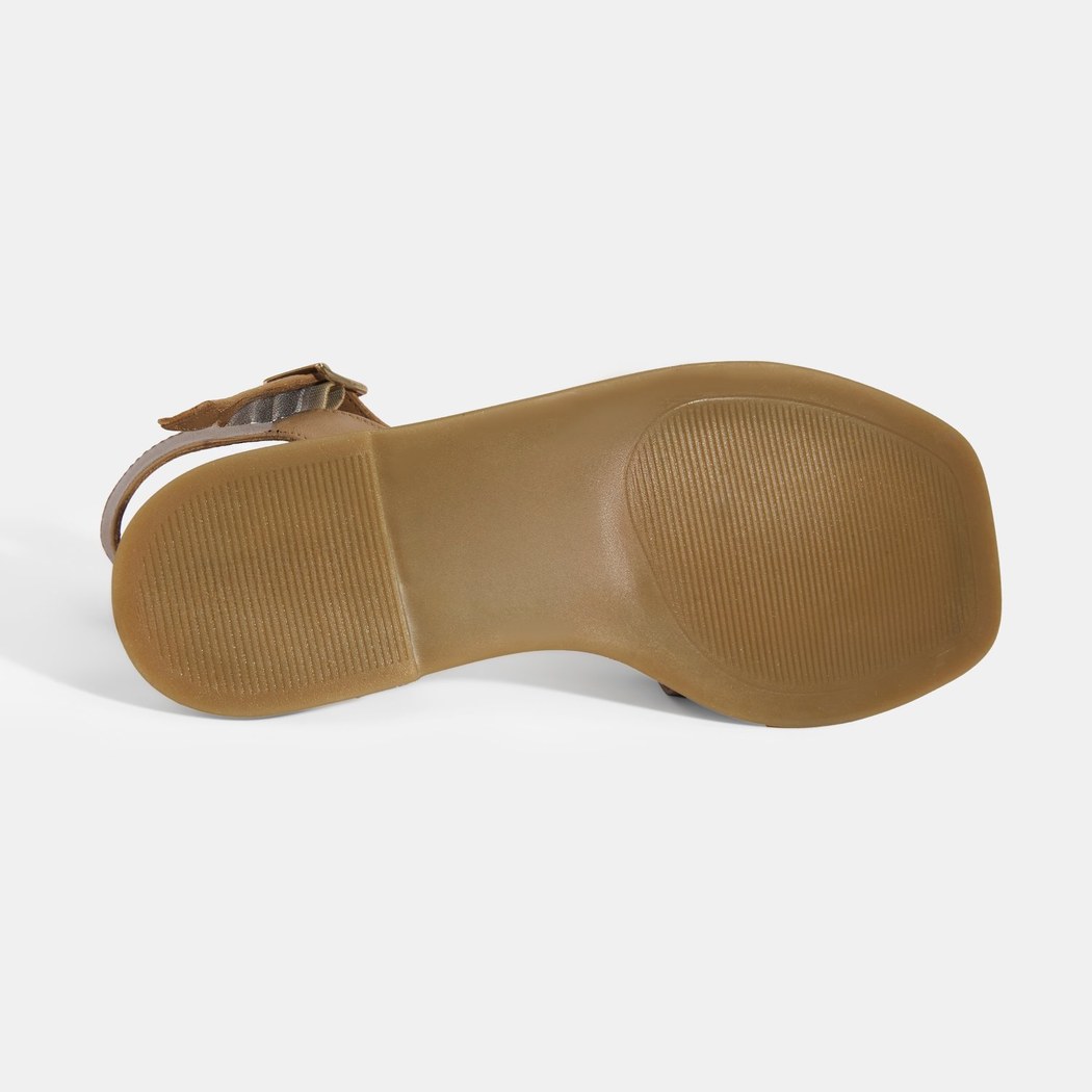 Taba Kadın Metal Aksesuarlı Ayarlanabilir Tokalı Deri Sandalet 