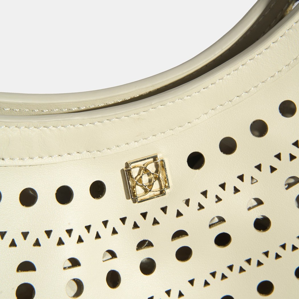 xxxKadın Beyaz Perforeli Deri Omuz Çantası