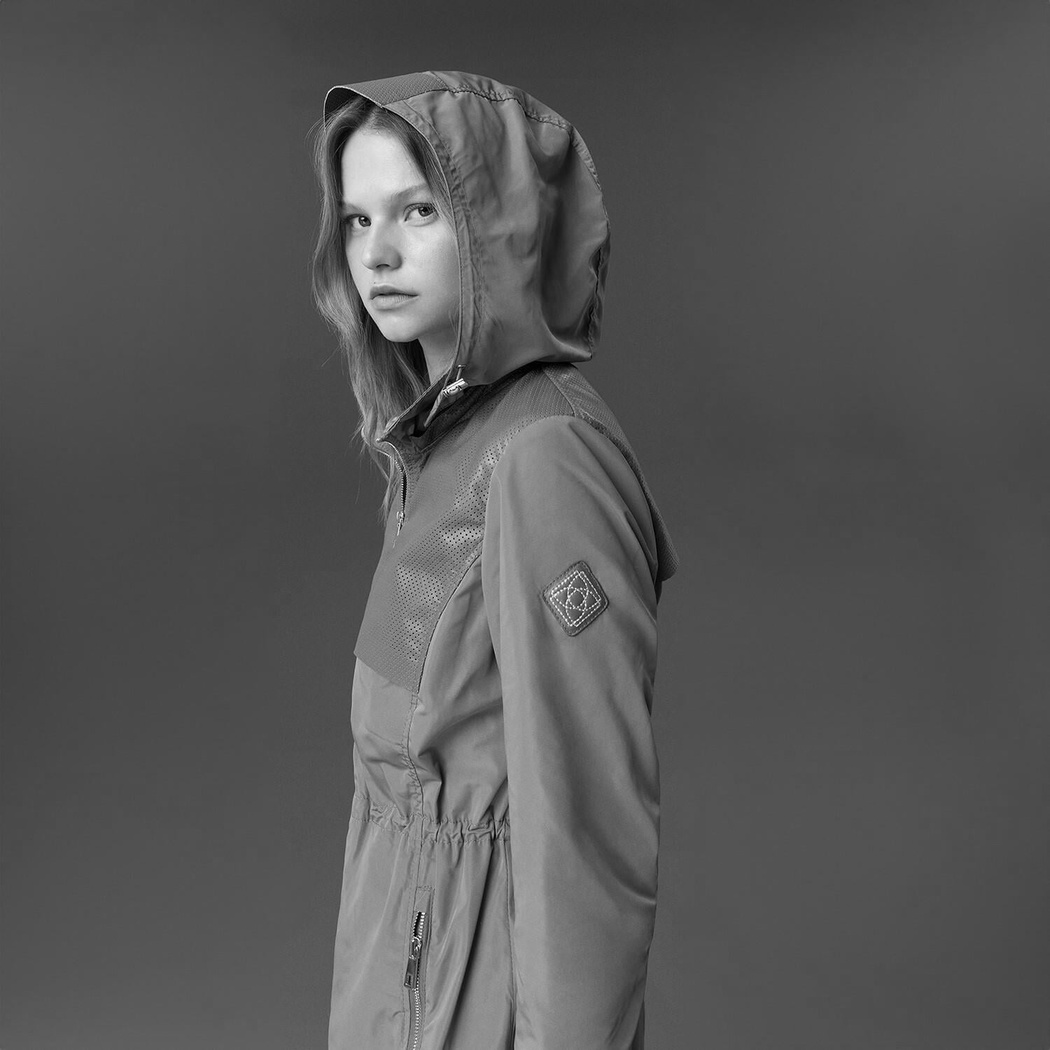 Amoura Siyah Kadın Kapişonlu Su İtici Yağmurluk