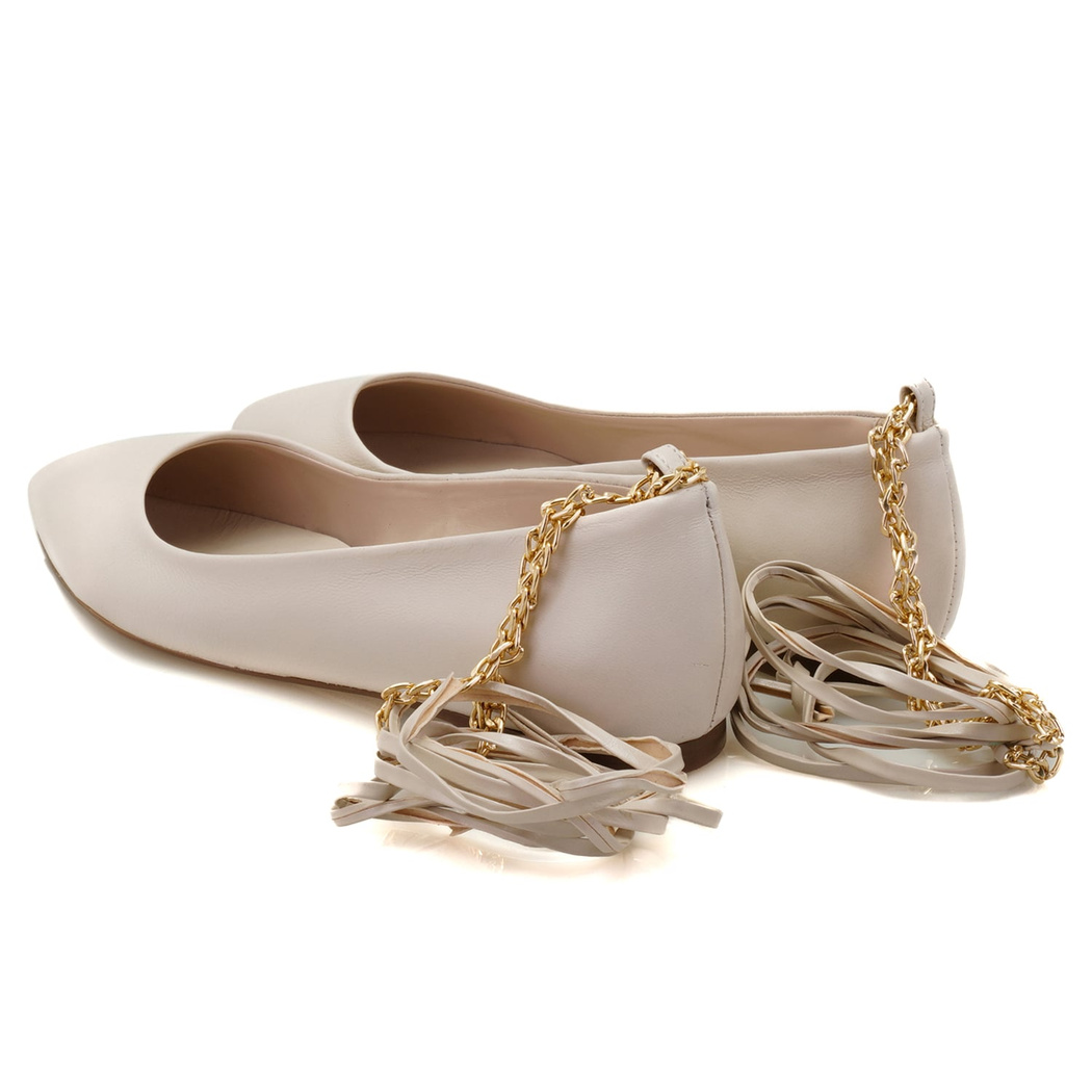 Azafran Beyaz Kadın Zincir Detaylı Deri Babet