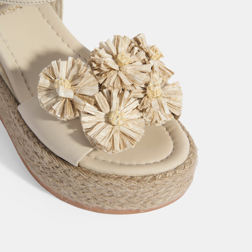 Kadın Bej Çiçek Aksesuarlı Ayarlanabilir Tokalı Deri Sandalet