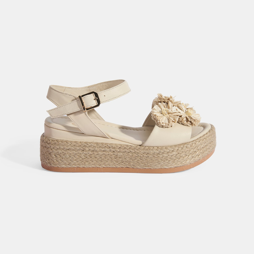 Kadın Bej Çiçek Aksesuarlı Ayarlanabilir Tokalı Deri Sandalet