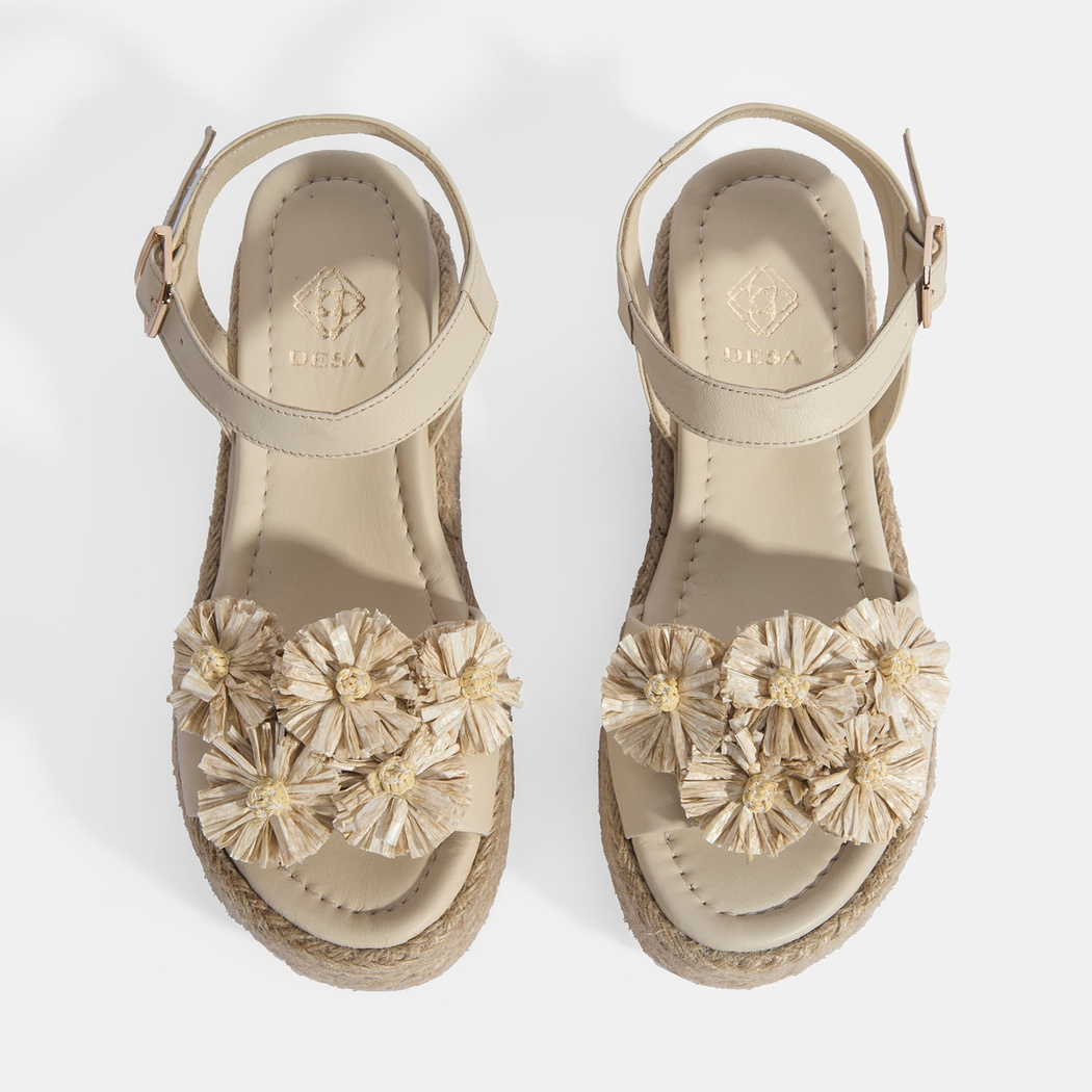 Kadın Bej Çiçek Aksesuarlı Ayarlanabilir Tokalı Deri Sandalet