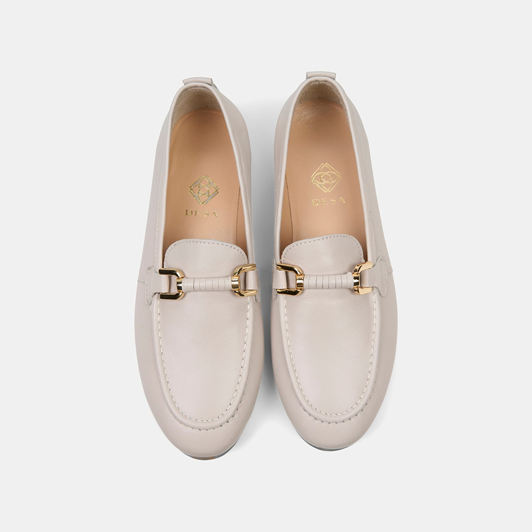 Kadın Bej Metal Gold Toka Aksesuarlı Deri Loafer