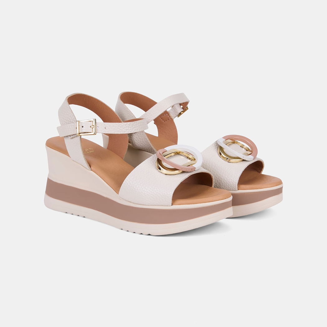 Kadın Bej Metal Halka Aksesuarlı Dolgu Topuklu Deri Sandalet