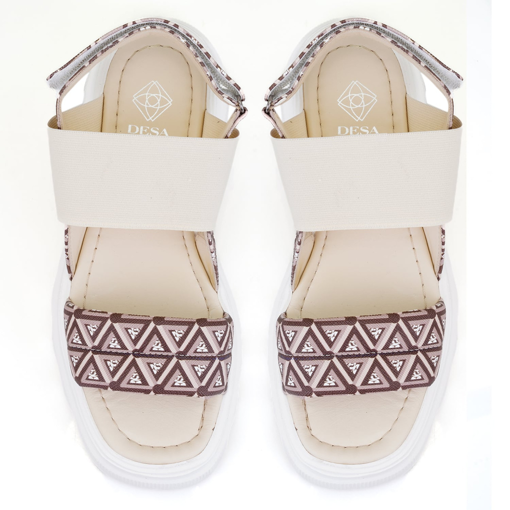 Kadın Bej Monogram Desenli Dolgu Topuklu Sandalet