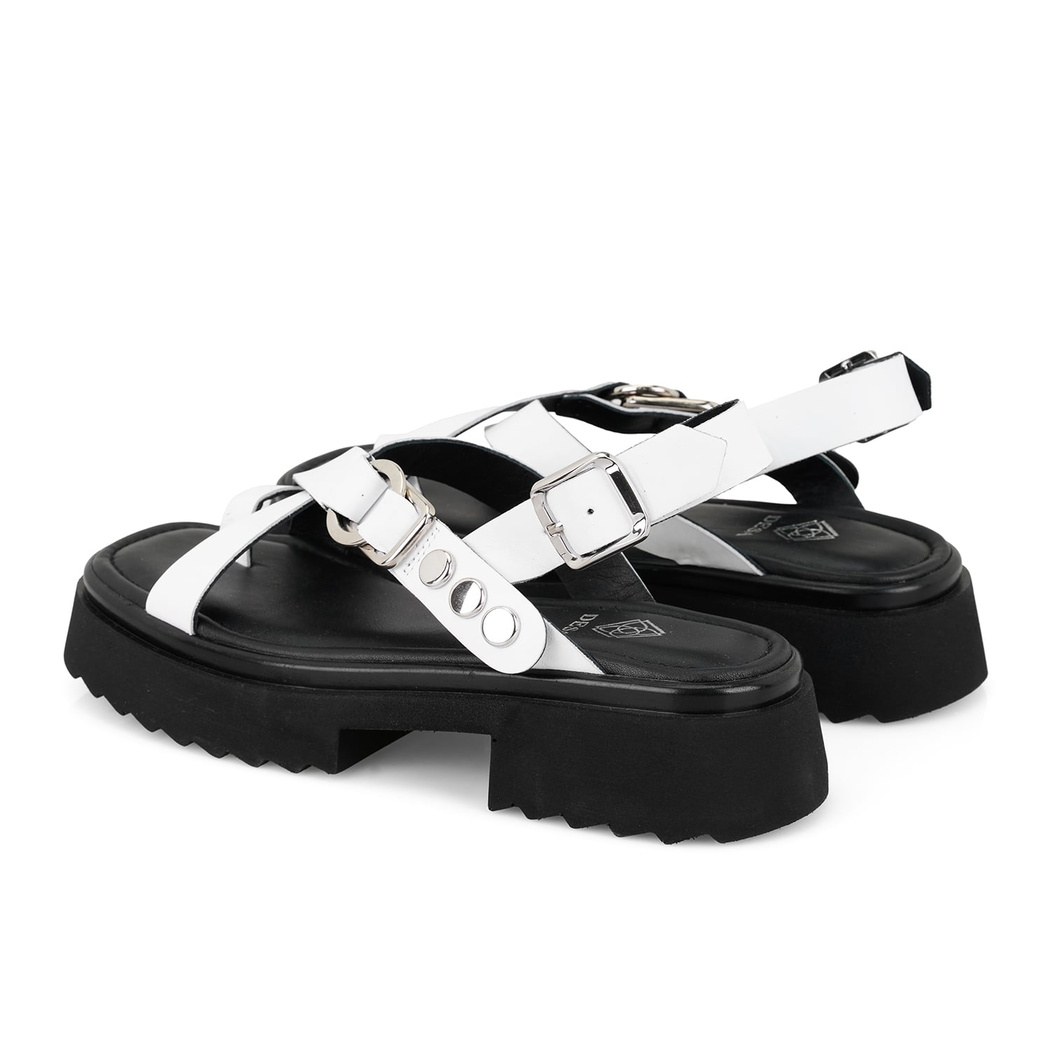 Kadın Beyaz Ayarlanabilir Tokalı Deri Sandalet