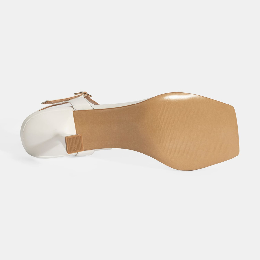 Kadın Beyaz Metal Aksesuarlı Parmak Arası Topuklu Ayakkabı