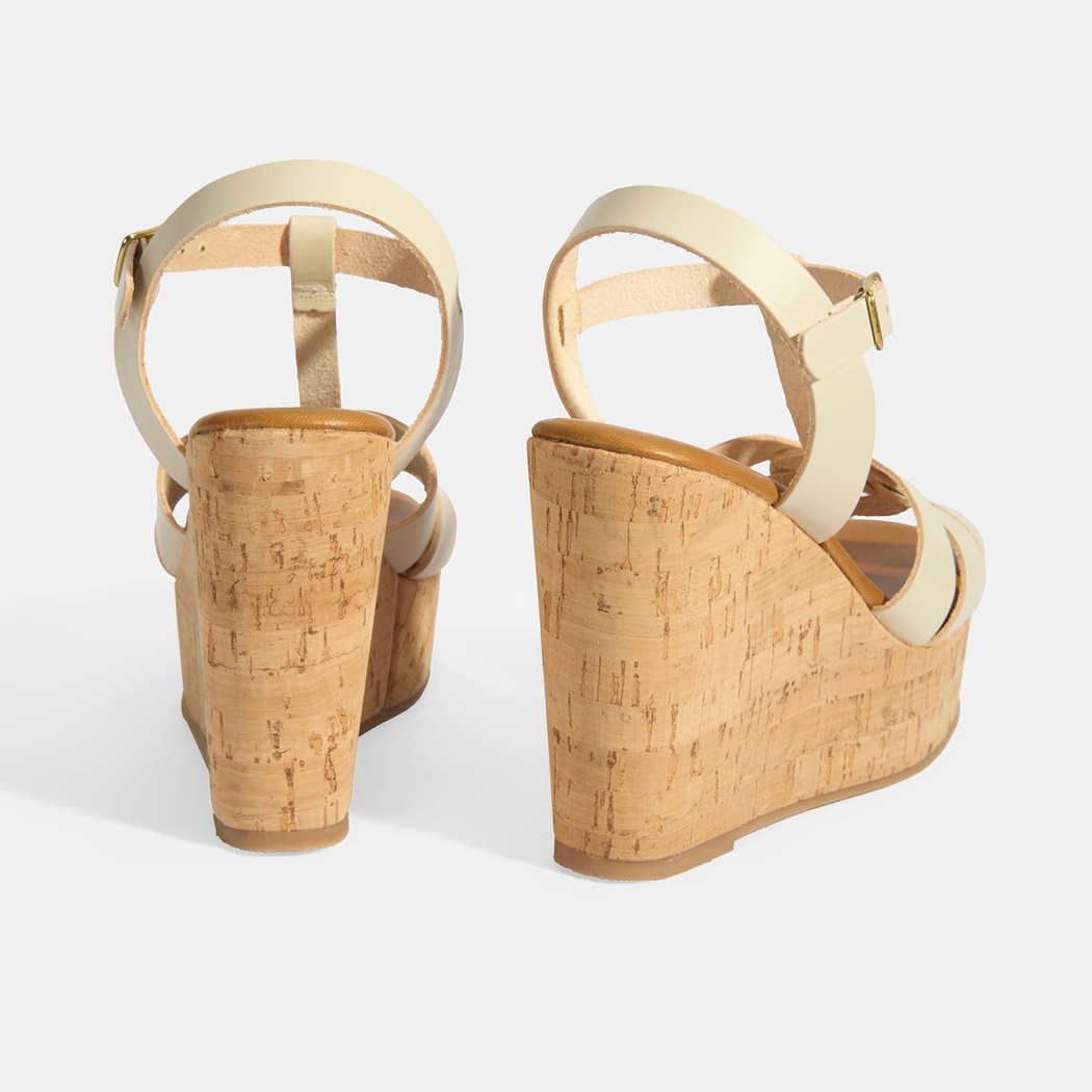 Kadın Beyaz Toka Aksesuarlı T-Bant Deri Dolgu Topuklu Sandalet