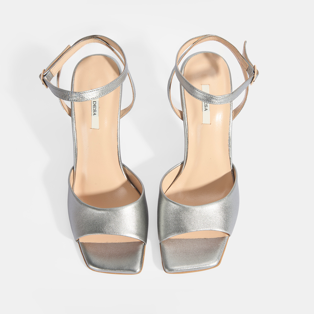 Kadın Gümüş Ayarlanabilir Tokalı Deri Abiye Topuklu Sandalet
