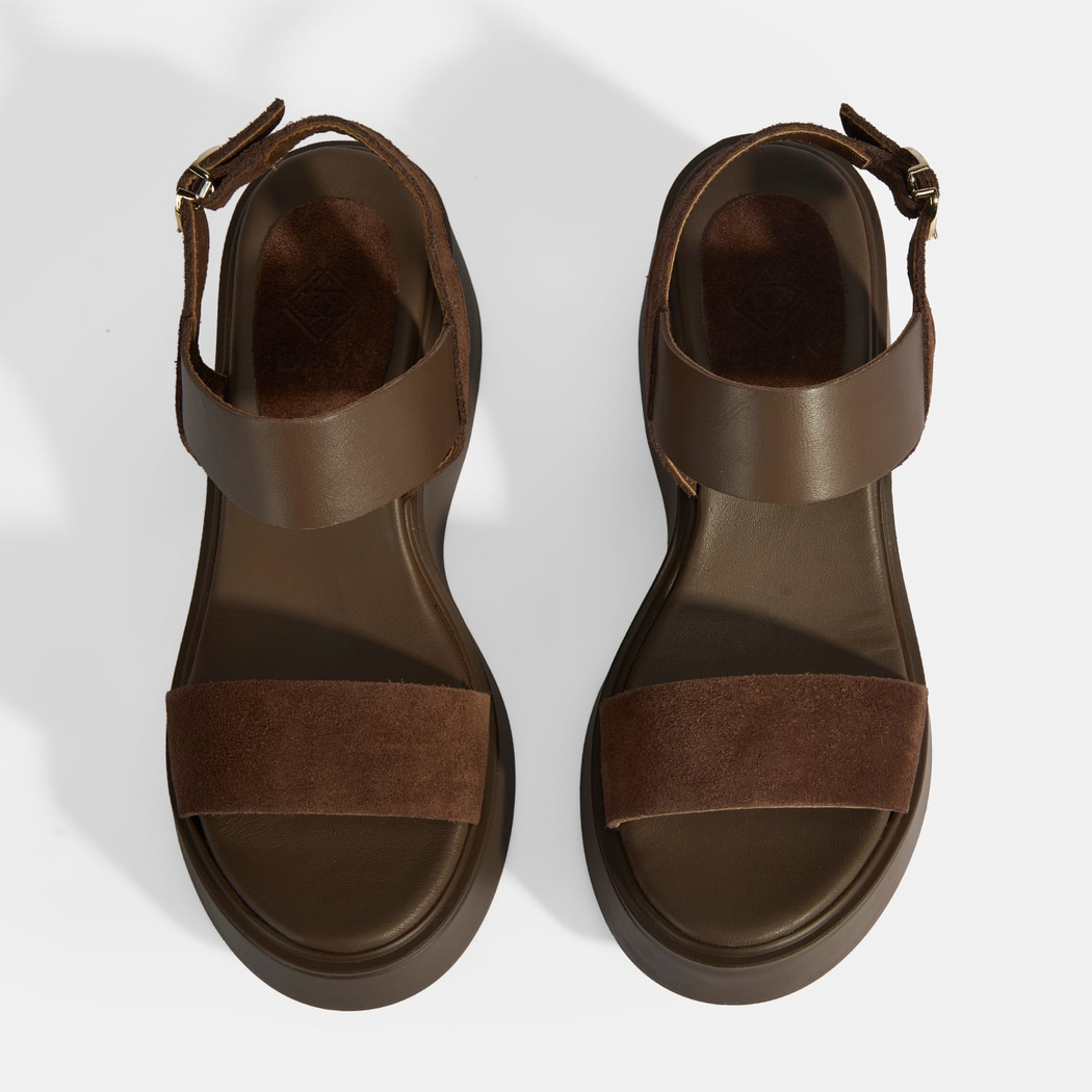 Kadın Kahve Ayarlanabilir Tokalı Deri Detaylı Dolgu Topuklu Süet Sandalet