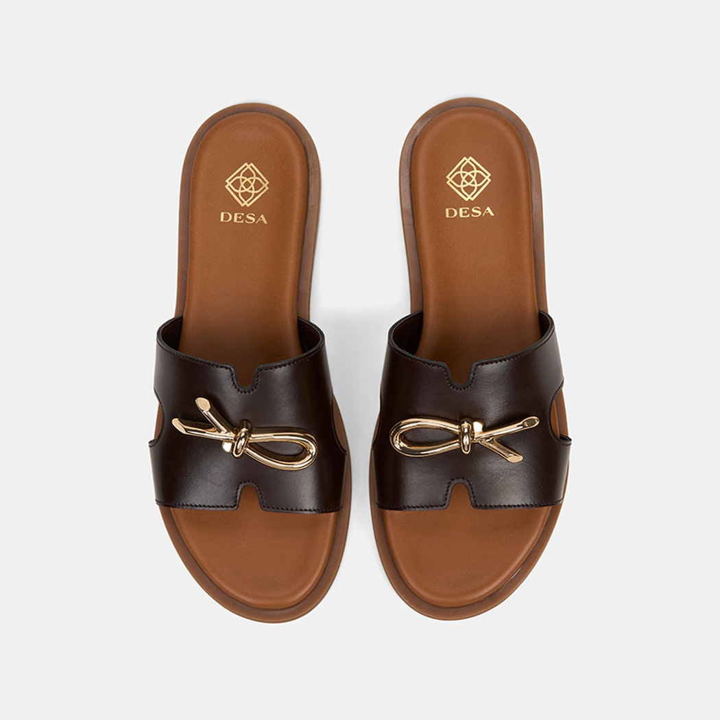 Kadın Kahve Metal Toka Aksesuarlı Deri Terlik