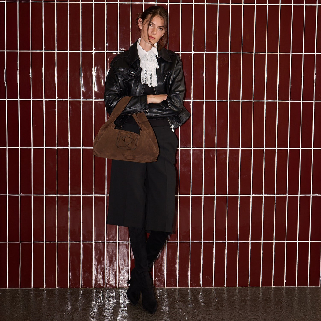 Kadın Koyu Kahve Monogram Logolu Süet Deri Omuz Çantası