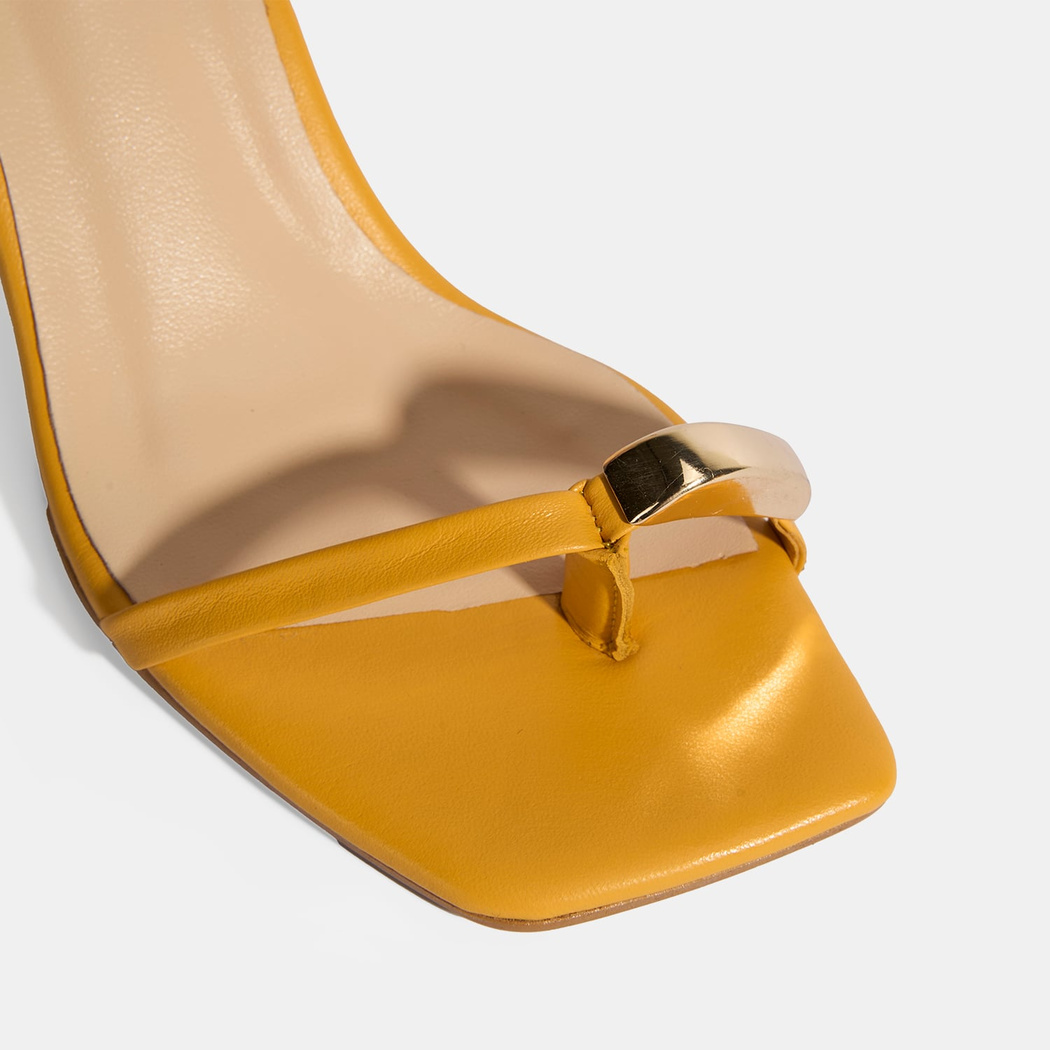 Kadın Mango Metal Aksesuarlı Parmak Arası Topuklu Ayakkabı