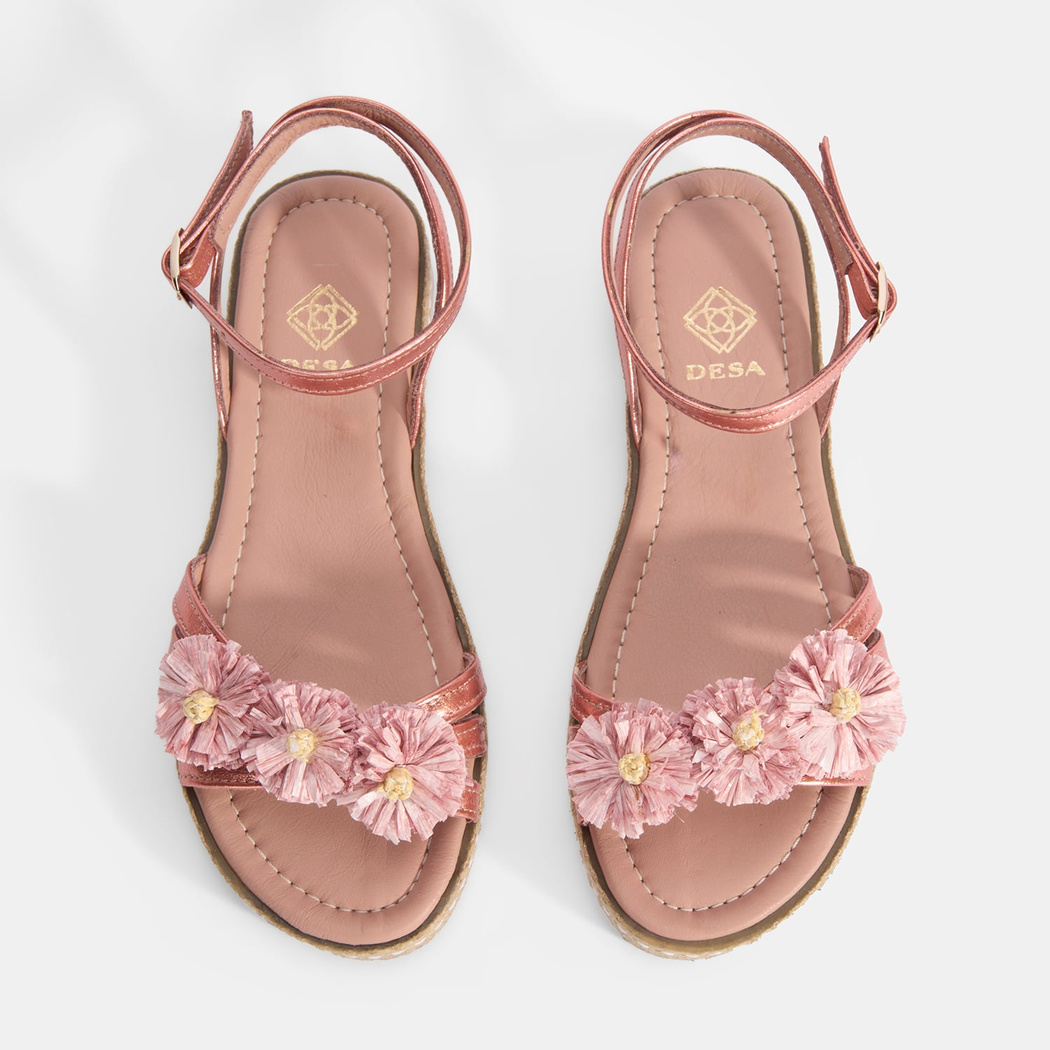 Kadın Pembe Ayarlanabilir Tokalı Çiçek Detaylı Metalik Deri Sandalet