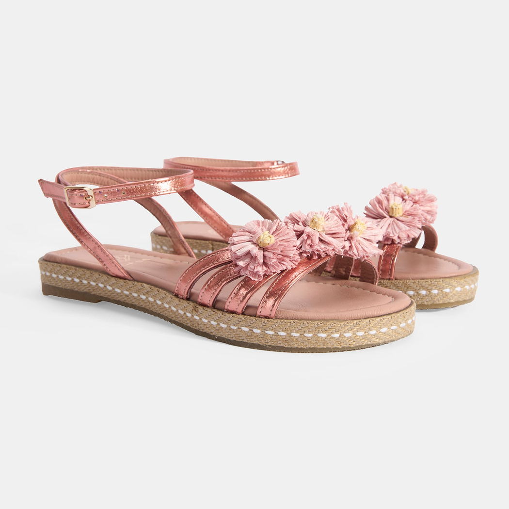 Kadın Pembe Ayarlanabilir Tokalı Çiçek Detaylı Metalik Deri Sandalet