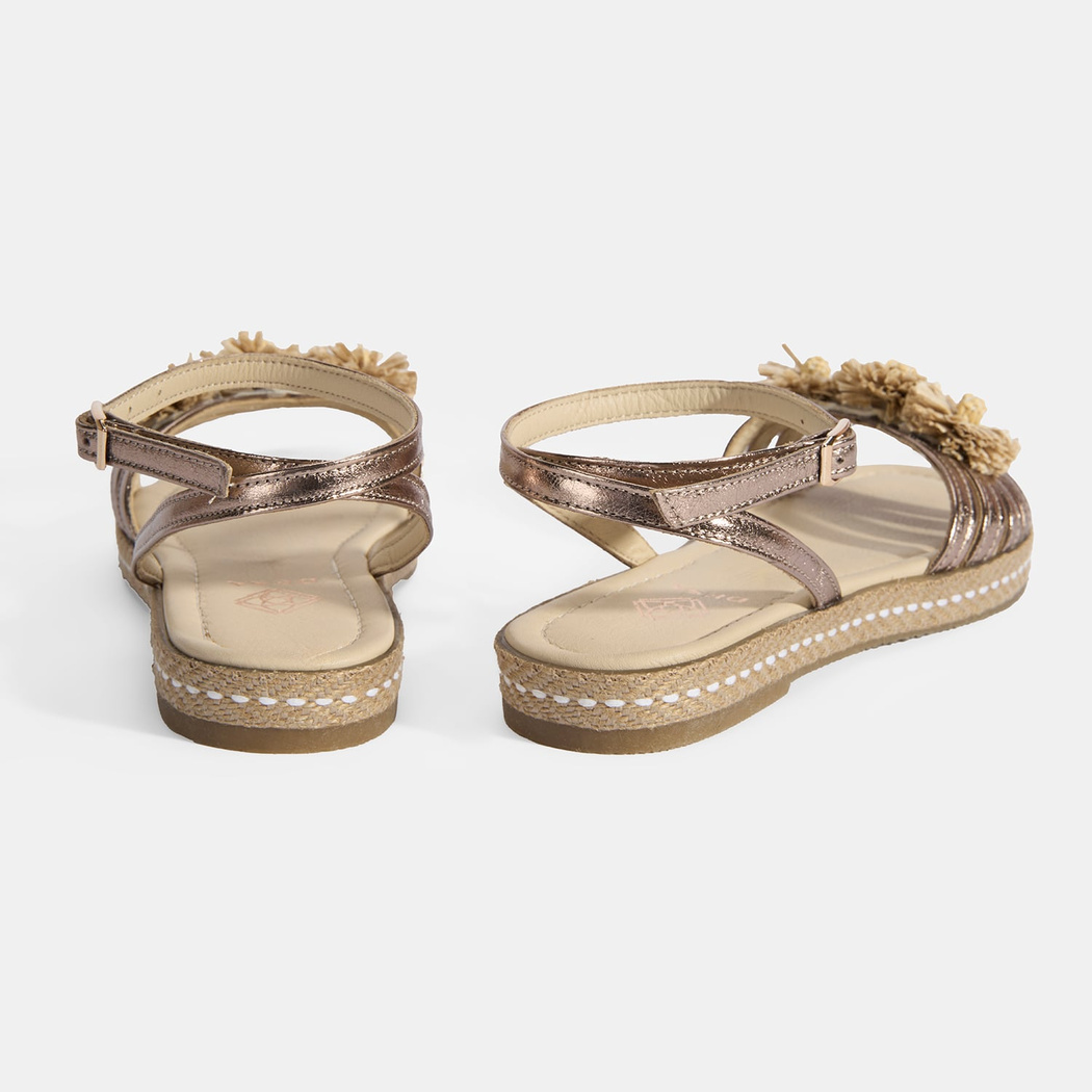 Kadın Platin Ayarlanabilir Tokalı Çiçek Detaylı Metalik Deri Sandalet