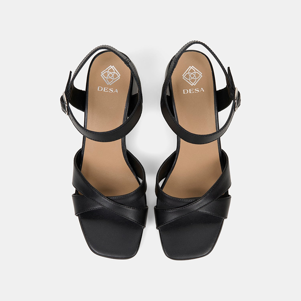 Kadın Siyah Ayarlanabilir Metal Tokalı Deri Sandalet