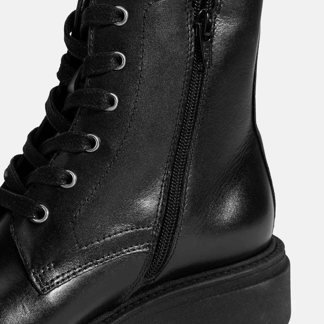 Kadın Siyah Bağcıklı Deri Postal Bot