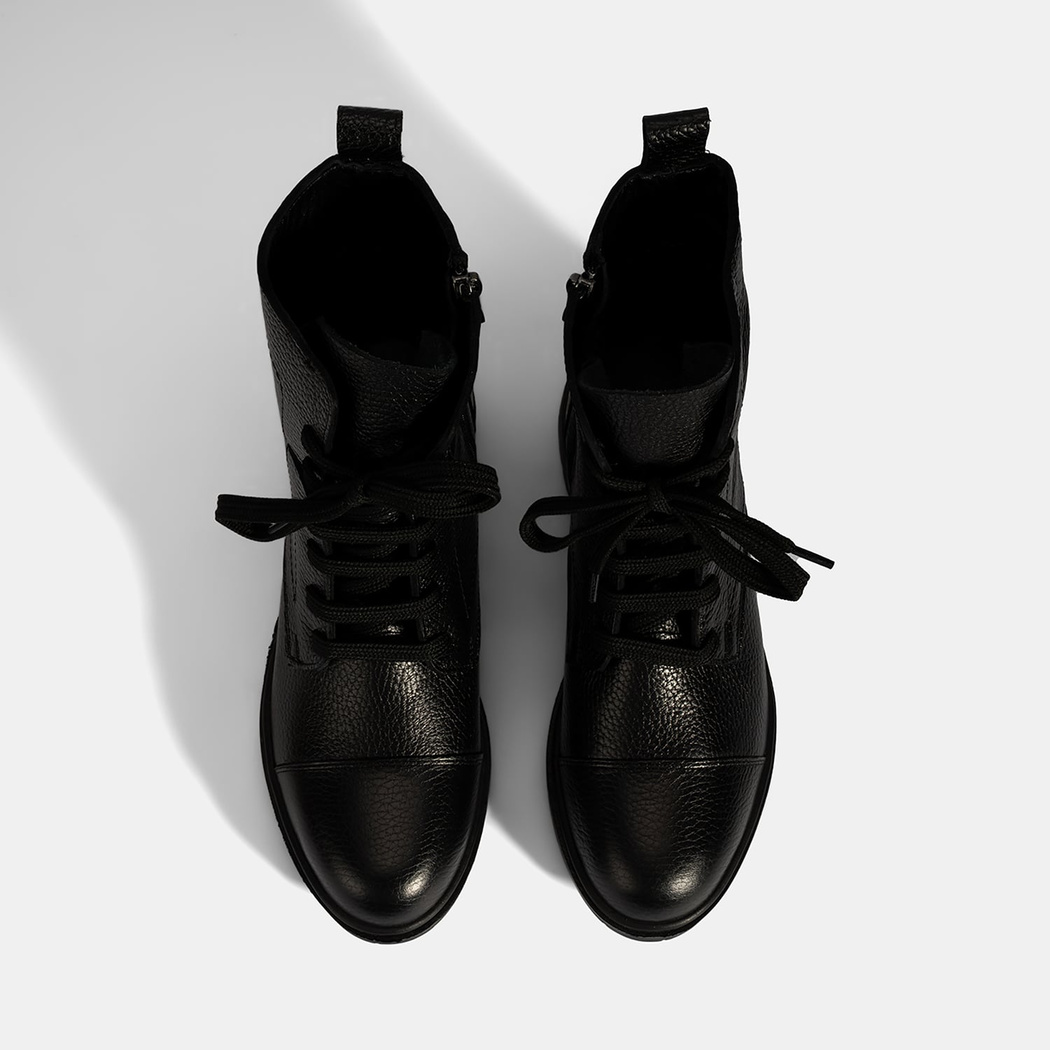 Kadın Siyah Bağcıklı Deri Postal Bot