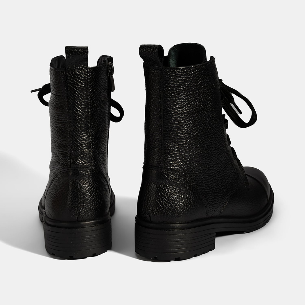 Kadın Siyah Bağcıklı Deri Postal Bot