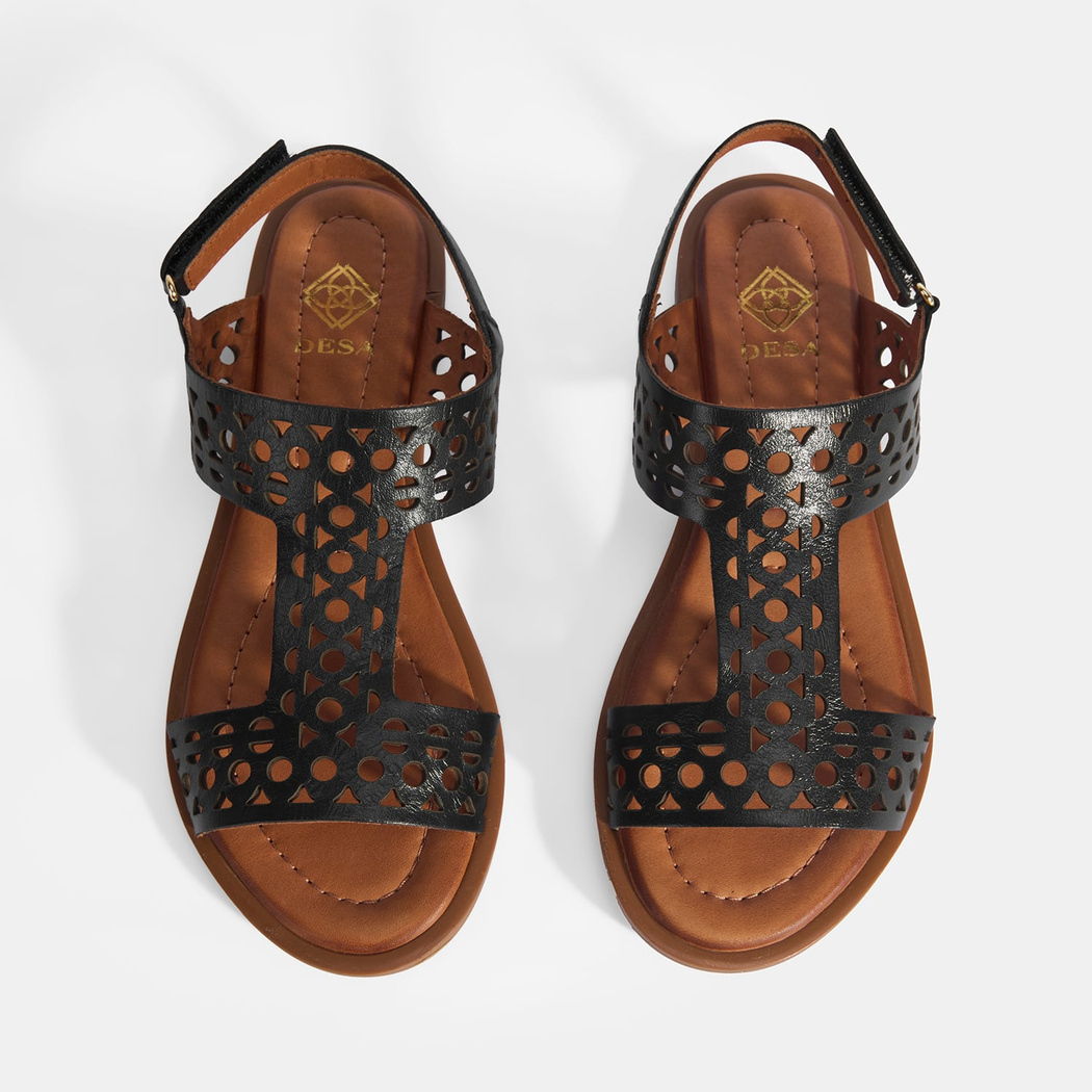 Kadın Siyah Cırt Detaylı Perforeli Deri Sandalet